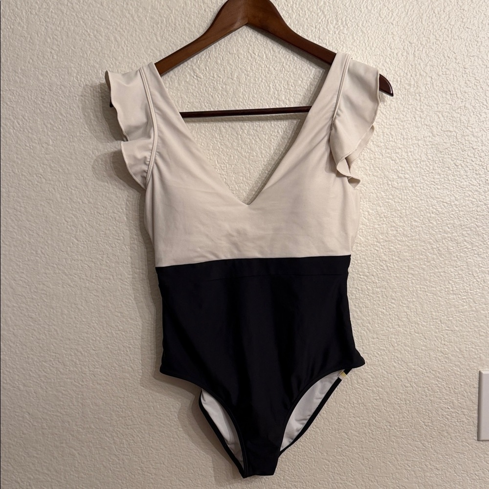 Summersalt ruffle backflip Stylish Cream and Black  One Piece size 8 - Picture 3 of 9
